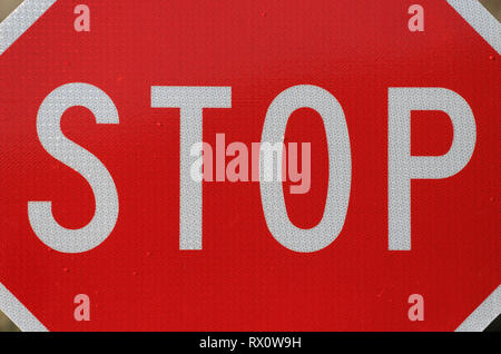 Stop-Schild am Bahnübergang Stockfoto
