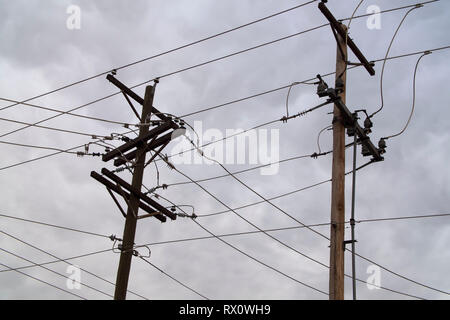 Elektrischen Polen Wartung mehrere Zeilen in East, West Texas. Stockfoto