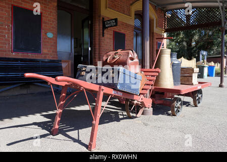 Im alten Stil Gepäck Trolley und Warenkorb Torhüter" auf der Plattform, Maldon Bahnhof, Victoria, Australien. 1884 eröffnet, die historische Station serv Stockfoto