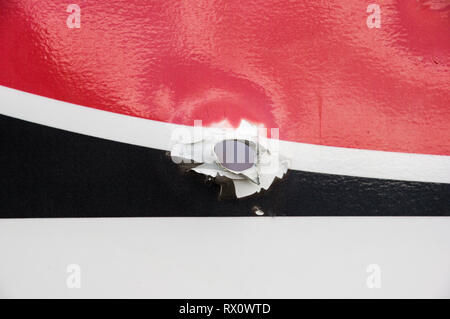 Nahaufnahme der Einschußloch in Rot Weiß und Schwarz metall Zeichen Stockfoto