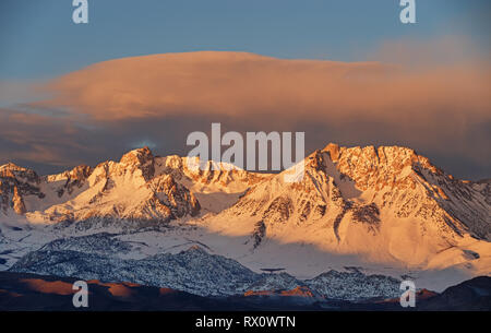 Östlichen Sierra Snowy Mountains von Bischof Kalifornien in den Morgen Stockfoto