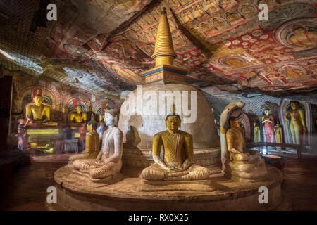 Die eindrucksvollste von Sri Lanka's Cave Tempel, reich verzierte fünf Heiligtümern von 'Dambulla Fels und Höhle Tempeln sitzen unter einem riesigen Rocky outcro Stockfoto