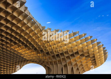 Sevilla, Spanien-Dez 2018: Ansicht von unten auf das Pilze von Sevilla, auch als Metropol Parasol bekannt. Es wurde von dem deutschen Architekten Jürgen Mai konzipiert Stockfoto