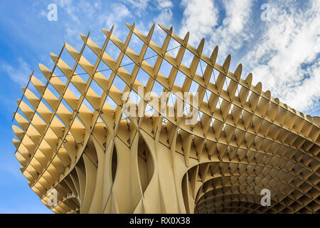 Sevilla, Spanien-Dez 2018: Ansicht von unten auf das Pilze von Sevilla, auch als Metropol Parasol bekannt. Es wurde von dem deutschen Architekten Jürgen Mai konzipiert Stockfoto