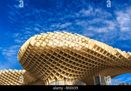 Sevilla, Spanien-Dez 2018: Ansicht von unten auf das Pilze von Sevilla, auch als Metropol Parasol bekannt. Es wurde von dem deutschen Architekten Jürgen Mai konzipiert Stockfoto