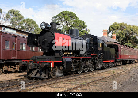 Der J549 das brennende Öl, Dampflok 1954 gebaut von der Britischen Lokomotive builder Vulcan Gießerei beschränkt, Maldon Bahnhof, Victoria, Austra Stockfoto