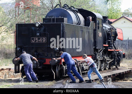 Der J549 das brennende Öl, Dampflok 1954 gebaut von der Britischen Lokomotive builder Vulcan Gießerei beschränkt, Maldon Bahnhof, Victoria, Austra Stockfoto