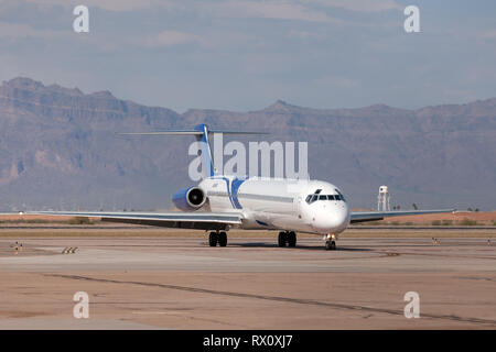 McDonnell Douglas MD-83 (DC -9-83) Flugzeuge N306 FA durch Falcon Air Express bei Phoenix - MESA Einfahrt-Flughafen betrieben. Stockfoto