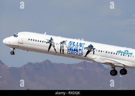 Allegiant Air McDonnell Douglas MD-83 (DC -9-83) Flugzeuge in einer fördernden Blue Man Group livery Weg von Phoenix - MESA Gateway Airport. Stockfoto