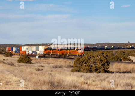 Güterzug rundet eine Kurve in New-Mexico Wüste Stockfoto