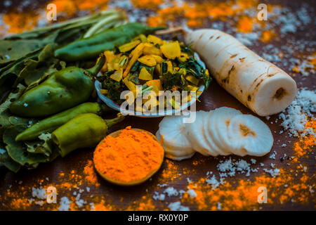 Der beliebte indische und asiatische Rettich Salat oder Muli ka smabara auf Holz- Oberfläche mit weißen schneiden Radieschen und seine Blätter mit Gewürzen wie Turme Stockfoto