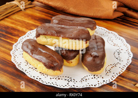 Mini Vanille eclairs mit Schokolade Zuckerguss Stockfoto