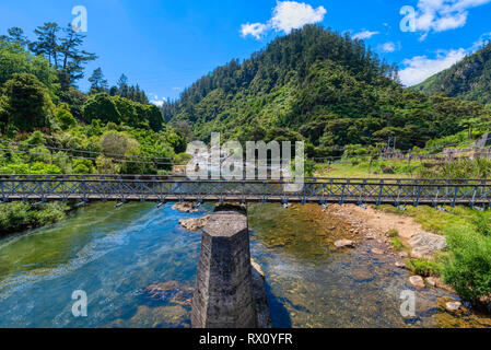 Eine alte Hängebrücke durch die Karangahake Schlucht läuft Stockfoto