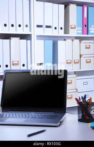 Moderne Einrichtung mit Laptop, Stühle und Regale Stockfoto