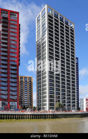 Apartment Blocks auf der Londoner City Island, eine neue Entwicklung in einer Schleife des Flusses Lea, nahe an der Themse im Osten der Stadt. Stockfoto