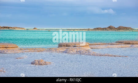 Anzeigen von Salz Formationen im Toten Meer blau und türkisfarbenem Wasser. Marine Stockfoto