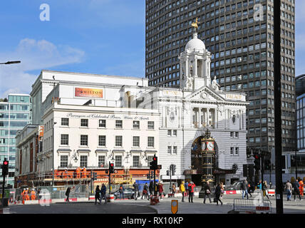 Frontansicht der neu renovierten Victoria Palace Theatre in London. Derzeit das musikalische Hamilton (März 2019) Stockfoto