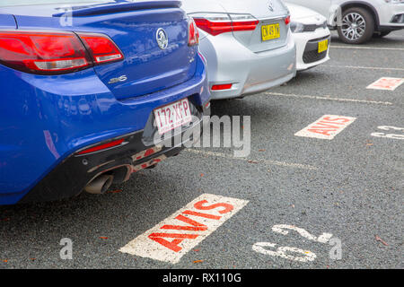 Avis Mietwagen am Flughafen Port Macquarie einschließlich eines blauen Holden Commodore sv6, New South Wales, Australien Stockfoto