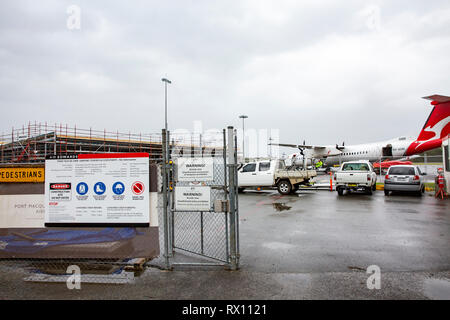 Qantas Flugzeug auf der Rollbahn am Flughafen Port Macquarie in der Mitte der Nordküste von New South Wales, Australien Stockfoto