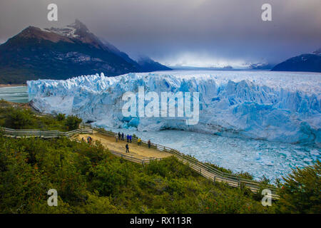 PERITO MORENO, Argentinien, 12-16-2005. tourits bewundern, die den Rand der Gletscher, die von einem sicheren View Point Stockfoto