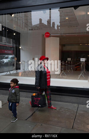 Käufer vorbei an ein Fenster angezeigt wird, der Teil eines Design 'State der Künste" genannt, im Kaufhaus Selfridges in der Oxford Street, am 4. März 2019 in London, England. Zustand der Kunst ist eine Galerie mit Werken von neun crtically-anerkannten Künstlern in Selfridges, um die Macht der öffentlichen Kunst feiern Jeder der Künstler sind in der Erstellung einer Site-spezifischen Kunstwerk an einem der neuen Elizabeth Linie Stationen als Teil der Traverse Art Programm beteiligt. Stockfoto