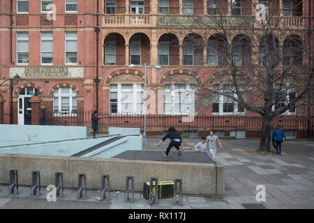 Eine Jugend springt über konkrete außerhalb der Betonoberfläche ein Gehweg in Waterloo, London. Am 5. März 2019 in London, England. Stockfoto