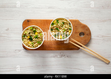 Leckere instant Ramen Nudeln mit Rindfleisch Aroma auf rustikalen Holzbrett, Ansicht von oben. Flach, von oben, Overhead. Stockfoto