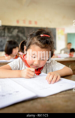 Elementare alter Schule Kinder der Klasse in einer ländlichen Schule in der Region Guangxi im Süden Chinas. Stockfoto