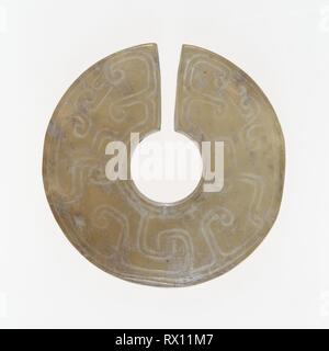 Geschlitzte Ring (jue). China. Datum: 800 v. Chr.-600 v. Chr.. Abmessungen: Durchm. 1 1/4 in.; 3/32 in. Dicke. Jade. Herkunft: China. Museum: Das Chicago Art Institute. Stockfoto