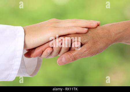 Frau hand Älterer in der Natur Stockfoto