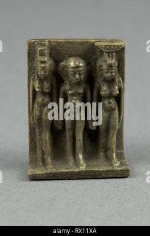 Amulett der Göttinnen Isis und Nephthys mit Horus zwischen stehen. Ägyptische. Datum: 1070 v. Chr.-656 v. Chr.. Abmessungen: 3 × 2,2 × 1,3 cm (1 3/16 x 7/8 x 1/2 in.). Keramik. Herkunft: Ägypten. Museum: Das Chicago Art Institute. Thema: Alte ägyptische. Stockfoto