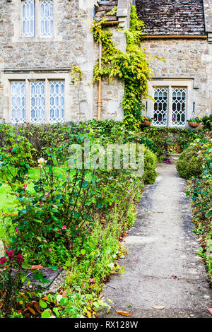 Den vorderen Garten eines Ferienhaus aus Stein in den Cotswolds, England. Stockfoto