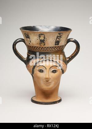 Kantharos (Wein Cup) in der Form eines weiblichen Kopf. Griechisch; Athen; zugeschrieben der London Klasse (Klasse G). Datum: 480 v. Chr.. Abmessungen: 19×17,8×13,3 cm (7 1/2 × 7 × 5 1/4 in.). Terra-cotta, weiss und schwarz - Abbildung Technik. Herkunft: Athen. Museum: Das Chicago Art Institute. Thema: ALTGRIECHISCH. Stockfoto