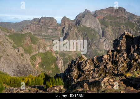 Zentralmassiv Madeiras an Bescheinigungen zwischen den höchsten Bergen Pico Arieiro und Pico Ruivo, Madeira, Portugal, zentrale Bergkette Europa | Madeira zwische Stockfoto