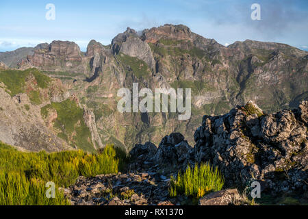 Zentralmassiv Madeiras an Bescheinigungen zwischen den höchsten Bergen Pico Arieiro und Pico Ruivo, Madeira, Portugal, zentrale Bergkette Europa | Madeira zwische Stockfoto