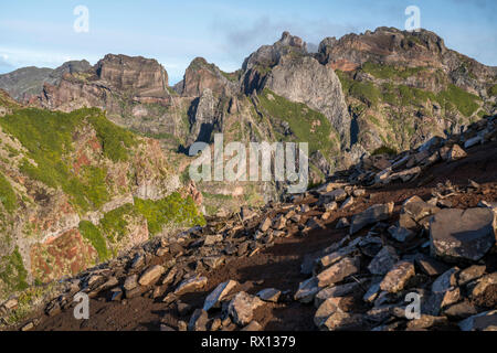 Zentralmassiv Madeiras an Bescheinigungen zwischen den höchsten Bergen Pico Arieiro und Pico Ruivo, Madeira, Portugal, zentrale Bergkette Europa | Madeira zwische Stockfoto