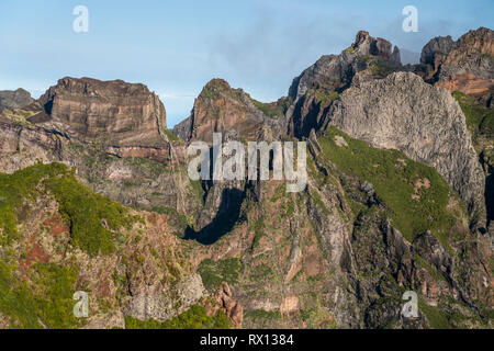 Zentralmassiv Madeiras an Bescheinigungen zwischen den höchsten Bergen Pico Arieiro und Pico Ruivo, Madeira, Portugal, zentrale Bergkette Europa | Madeira zwische Stockfoto