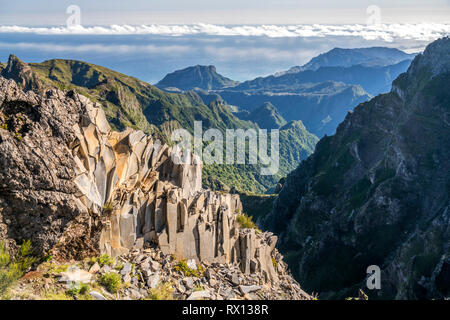 Zentralmassiv Madeiras an Bescheinigungen zwischen den höchsten Bergen Pico Arieiro und Pico Ruivo, Madeira, Portugal, zentrale Bergkette Europa | Madeira zwische Stockfoto