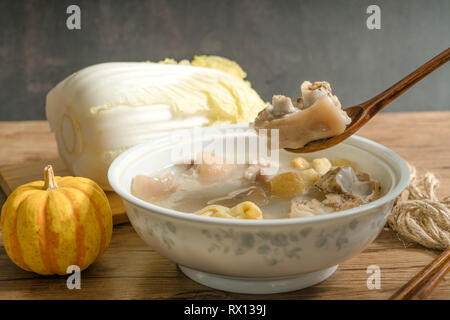 Trotter Suppe mit Holz- Hintergrund Stockfoto