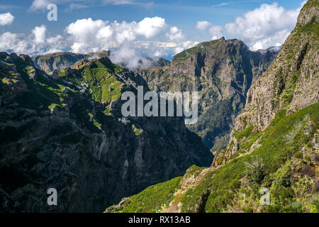 Zentralmassiv Madeiras an Bescheinigungen zwischen den höchsten Bergen Pico Arieiro und Pico Ruivo, Madeira, Portugal, zentrale Bergkette Europa | Madeira zwische Stockfoto