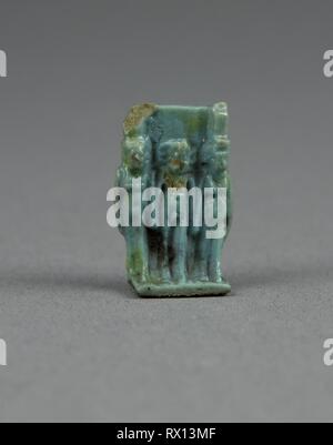 Amulett der Göttinnen Isis und Nephthys mit Horus zwischen stehen. Ägyptische. Datum: 1070 v. Chr.-656 v. Chr.. Abmessungen: 2,25 x 1,5 x 1 cm (7/8 x 9/16 x 3/8 in.). Fayence. Herkunft: Ägypten. Museum: Das Chicago Art Institute. Thema: Alte ägyptische. Stockfoto