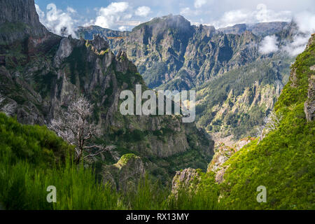 Zentralmassiv Madeiras an Bescheinigungen zwischen den höchsten Bergen Pico Arieiro und Pico Ruivo, Madeira, Portugal, zentrale Bergkette Europa | Madeira zwische Stockfoto