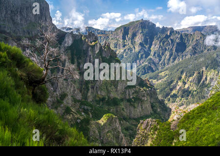 Zentralmassiv Madeiras an Bescheinigungen zwischen den höchsten Bergen Pico Arieiro und Pico Ruivo, Madeira, Portugal, zentrale Bergkette Europa | Madeira zwische Stockfoto