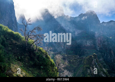 Zentralmassiv Madeiras an Bescheinigungen zwischen den höchsten Bergen Pico Arieiro und Pico Ruivo, Madeira, Portugal, zentrale Bergkette Europa | Madeira zwische Stockfoto