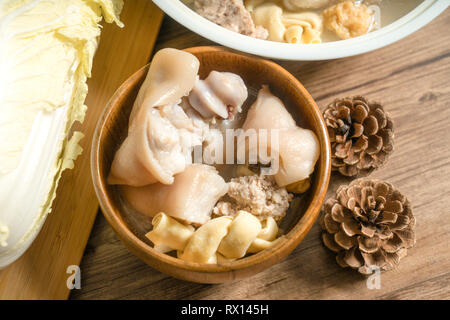 Trotter Suppe mit Holz- Hintergrund Stockfoto