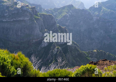 Zentralmassiv Madeiras an Bescheinigungen zwischen den höchsten Bergen Pico Arieiro und Pico Ruivo, Madeira, Portugal, zentrale Bergkette Europa | Madeira zwische Stockfoto