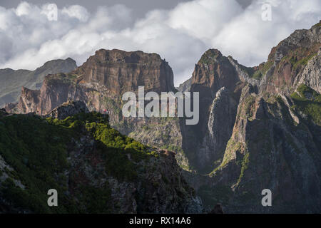 Zentralmassiv Madeiras an Bescheinigungen zwischen den höchsten Bergen Pico Arieiro und Pico Ruivo, Madeira, Portugal, zentrale Bergkette Europa | Madeira zwische Stockfoto