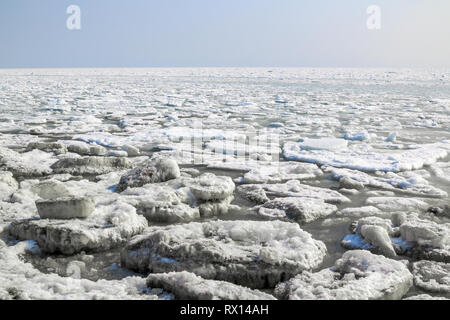 Eisbrocken schweben und sich in einem Fluss oder See schmelzen als Kulisse für den Frühling Landschaft während einer Tauwetter. Stockfoto