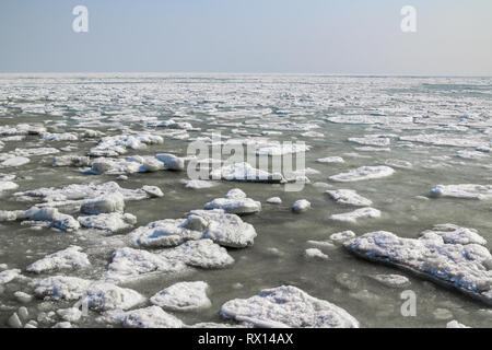 Eisbrocken schweben und sich in einem Fluss oder See schmelzen als Kulisse für den Frühling Landschaft während einer Tauwetter. Stockfoto