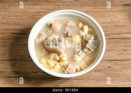 Trotter Suppe mit Holz- Hintergrund Stockfoto